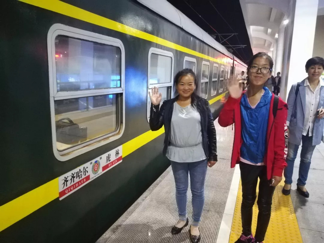【爱心帮】9月1日晚，赵千千踏上前往齐齐哈尔的列车，如愿迈进大学校门