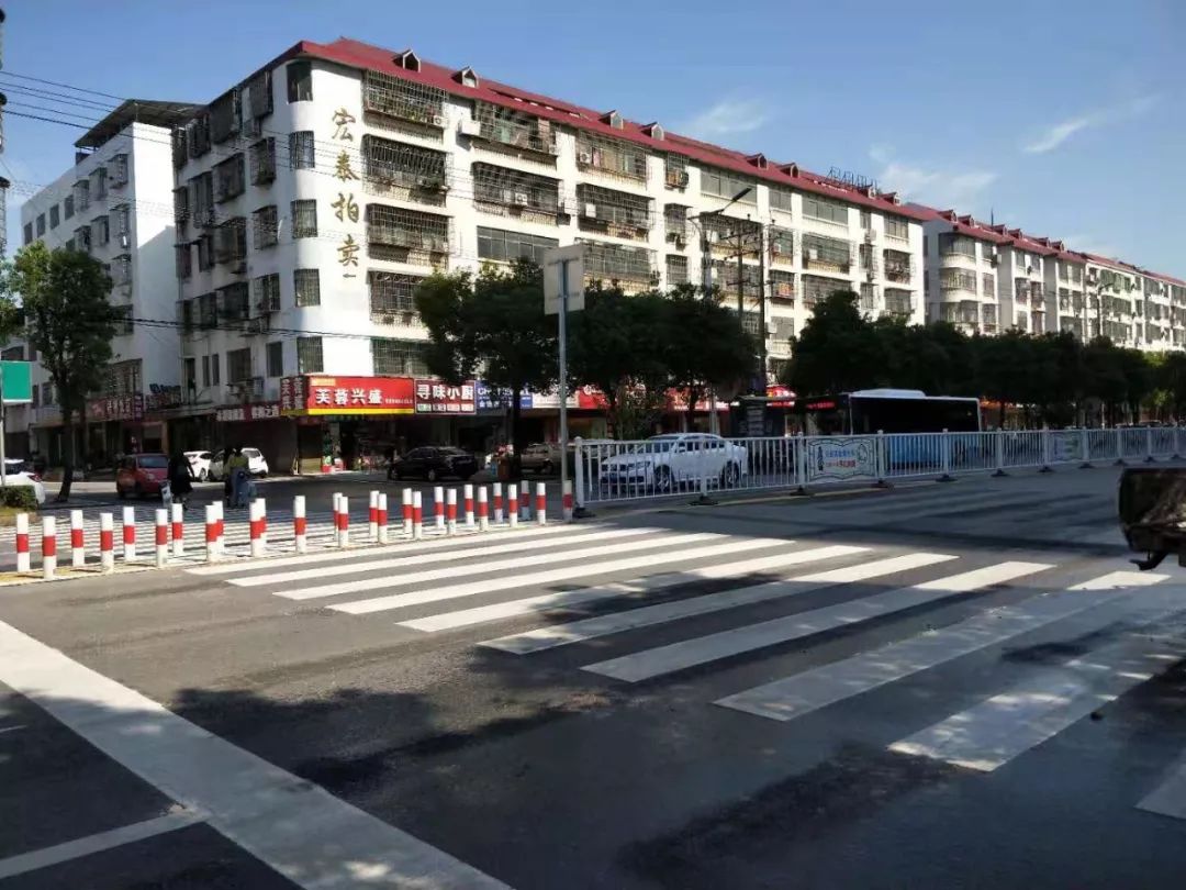 ▲ 凤凰路凯旋国际前的斑马线调整了位置
