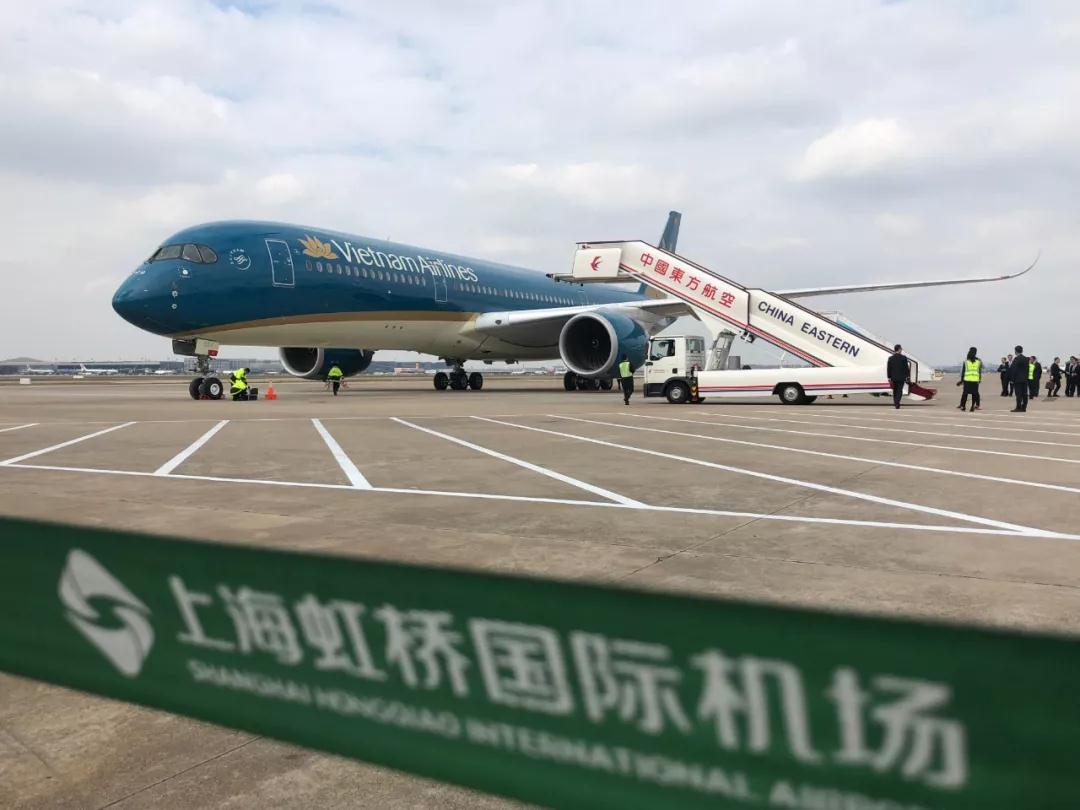 △这是越南总理阮春福乘坐的专机抵达上海虹桥机场（央视记者汪曙光拍摄）