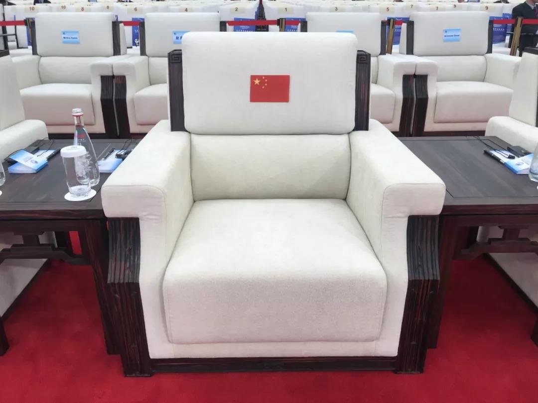 △开幕式会场内,为习近平主席准备的座椅。(央视记者谢晓光拍摄)