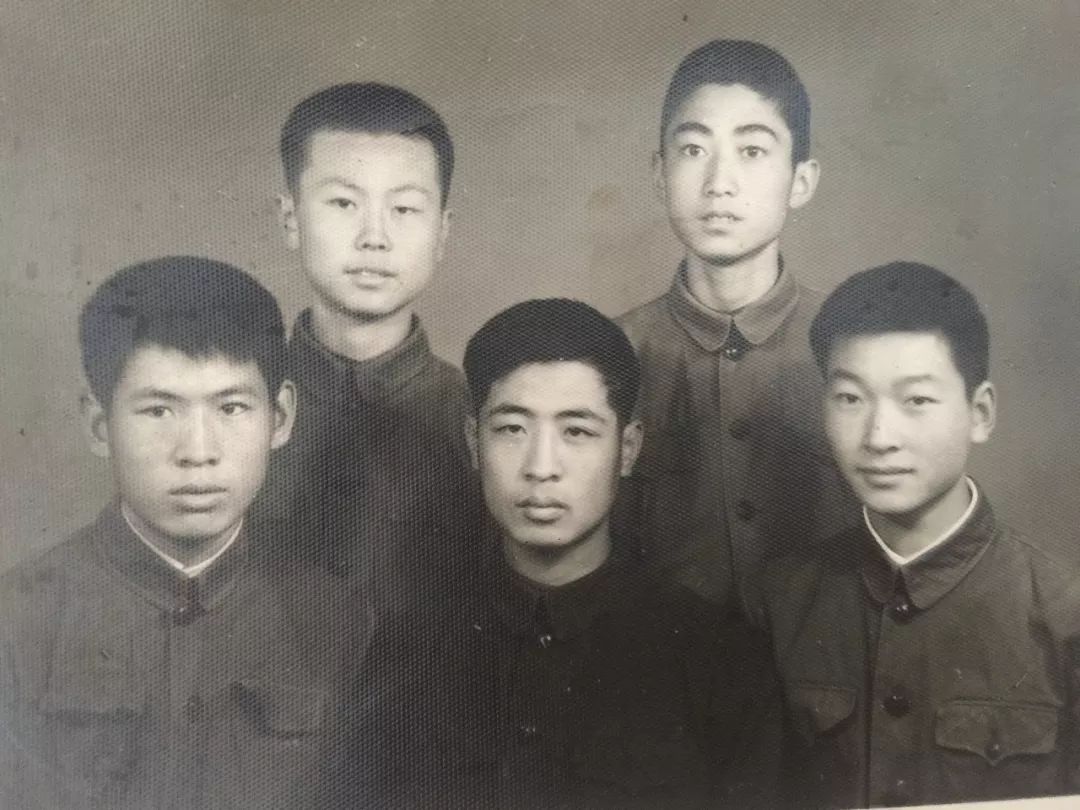 看新疆人40年时尚变迁，当年时髦的喇叭裤、回力鞋你还喜欢吗?