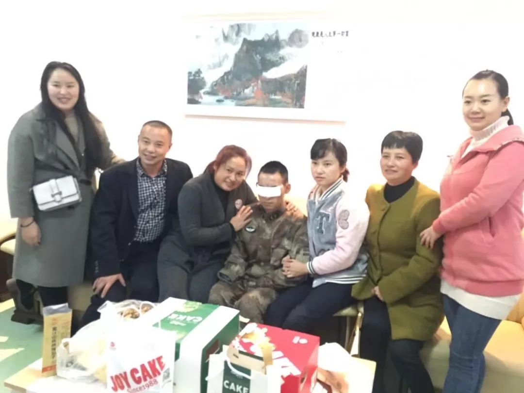 英雄生日快乐!杜富国说:我还有嘴,想做一名