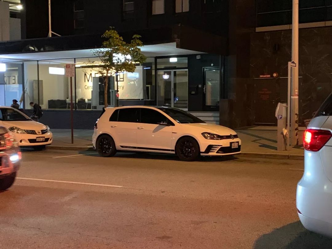 这地方街上的车看到人流口水,还流行我们买的起的性能车,长见识了!