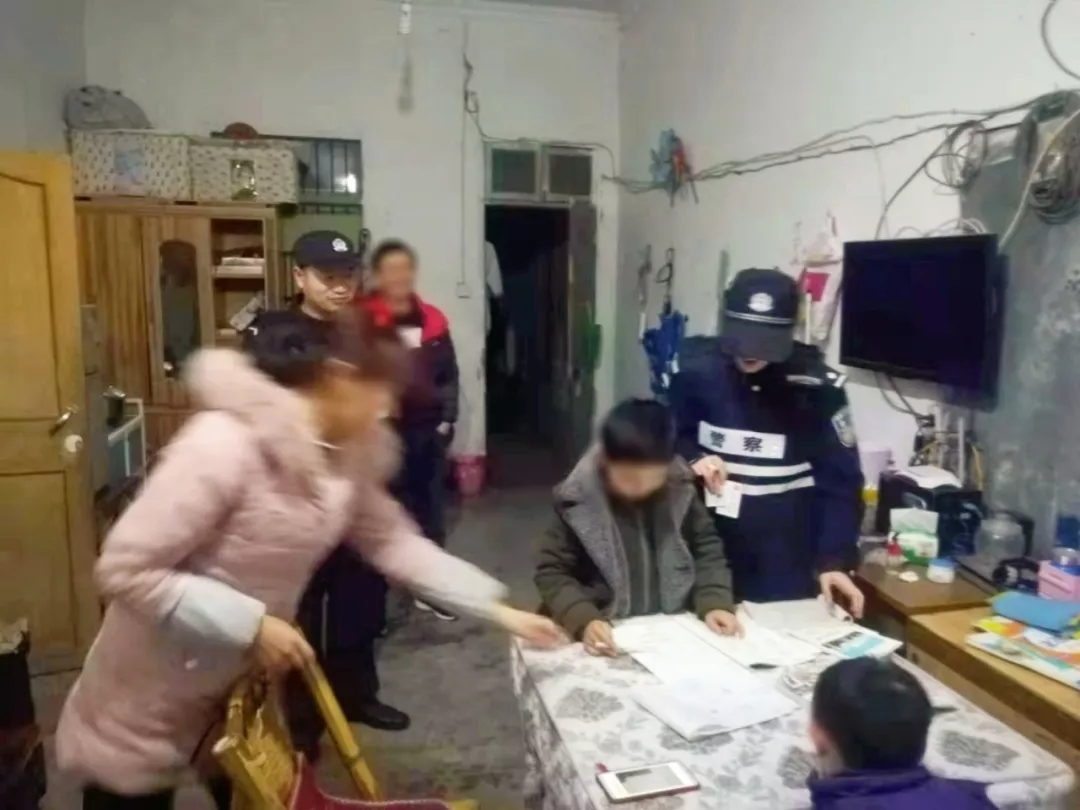 施旃给小学生讲解数学题。来源东阳市公安局