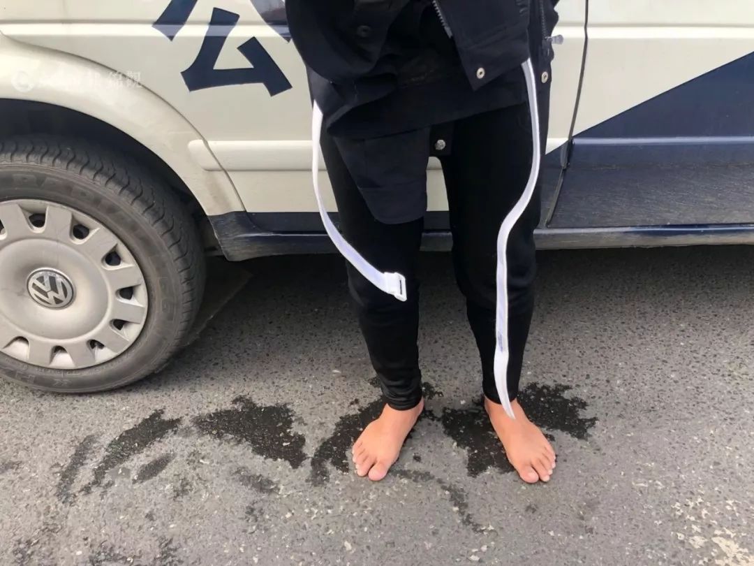 成都一市民落水命悬一线，辅警小哥跳入锦江救人