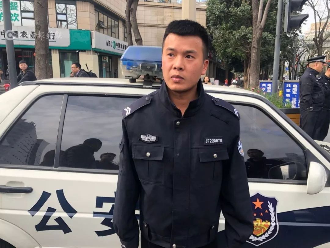 成都一市民落水命悬一线，辅警小哥跳入锦江救人