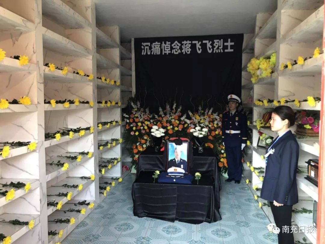 正文   ▲蒋飞飞哥哥手捧遗相缓缓进入烈士陵园   携手为民出生入死