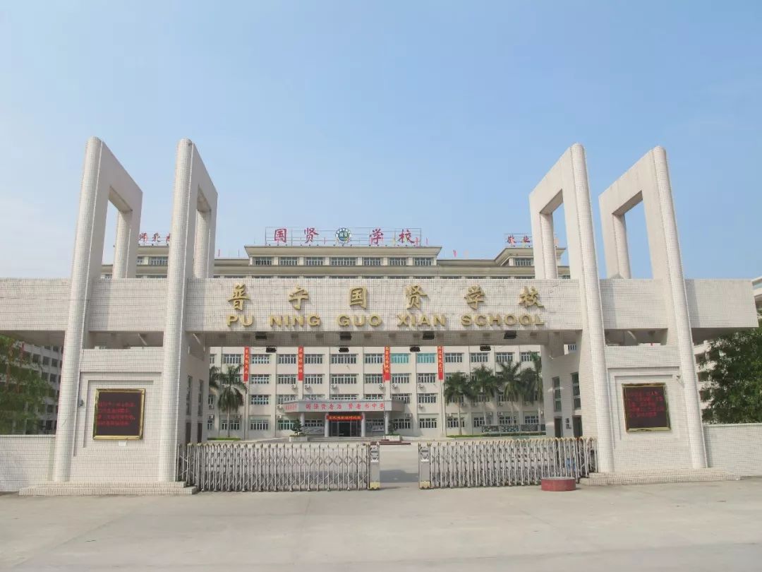 学生轻驾舟和老师们认真负责的教学态度也离不开国贤学校强大的师资
