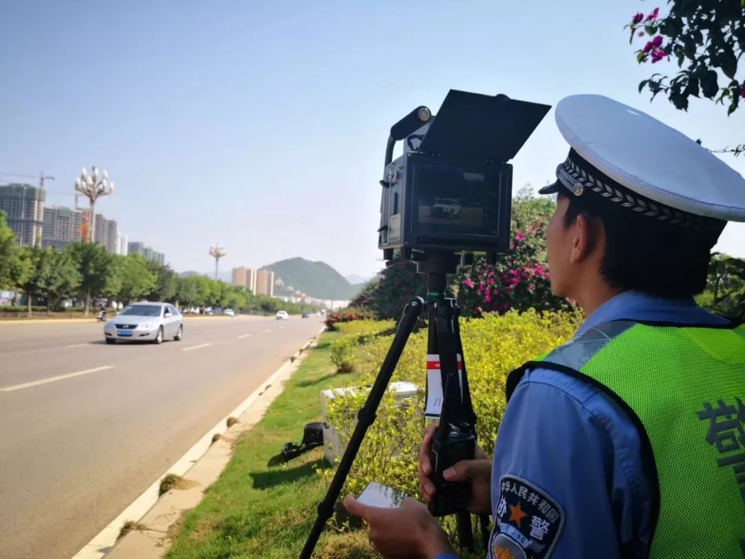 驾驶员们注意了!兴义万峰大道开始移动测速 限速60公里每小时