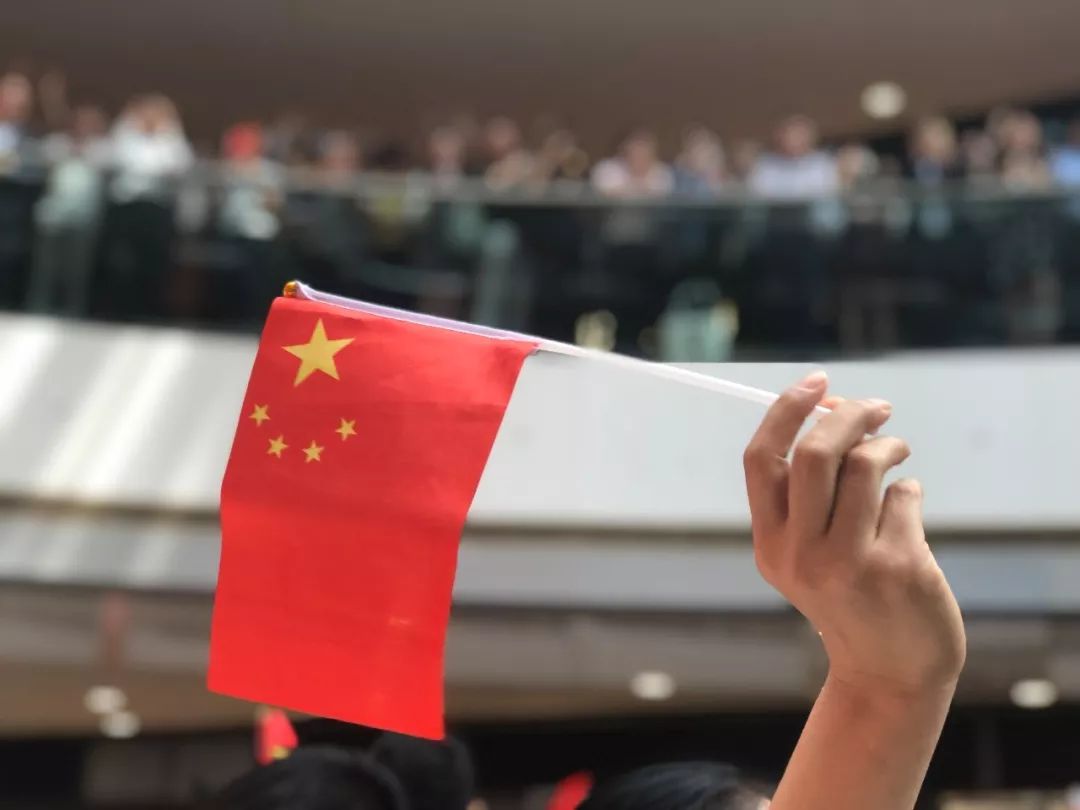 千人合唱国歌震中环曾有奶爸被暴徒殴打仍高唱 千人合唱国歌震中环曾有奶爸被暴徒殴打仍高唱