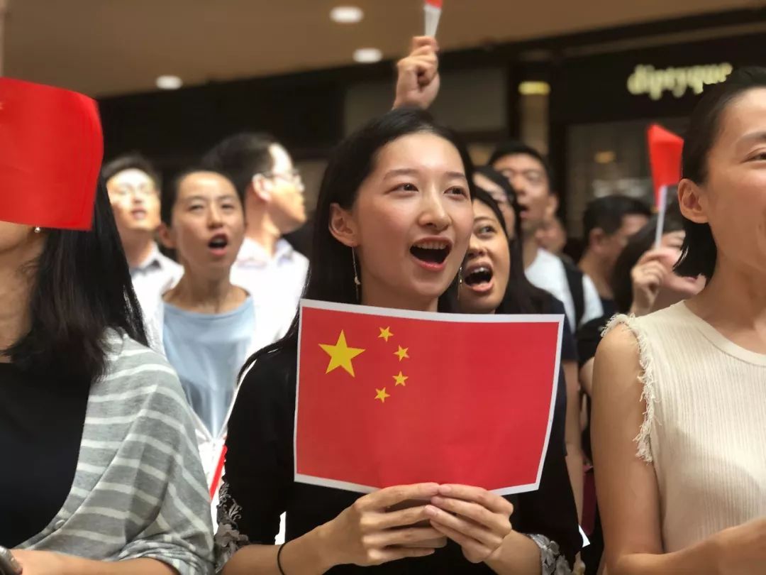 千人合唱国歌震中环曾有奶爸被暴徒殴打仍高唱 千人合唱国歌震中环曾有奶爸被暴徒殴打仍高唱