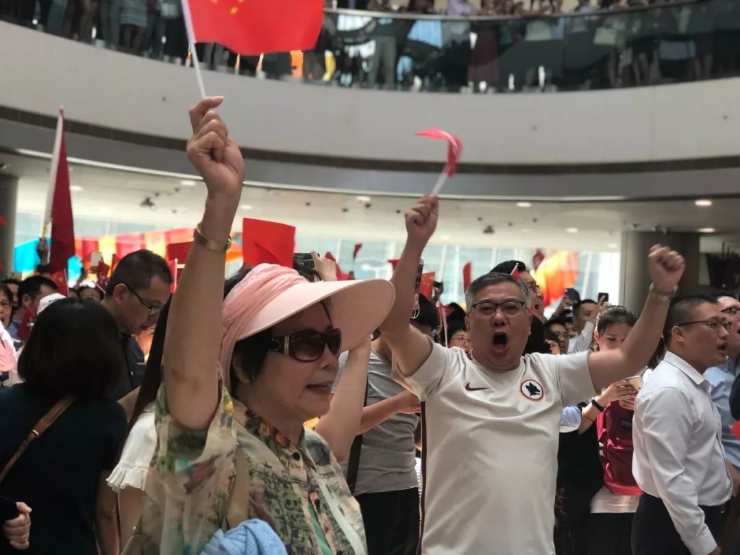千人合唱国歌震中环曾有奶爸被暴徒殴打仍高唱 千人合唱国歌震中环曾有奶爸被暴徒殴打仍高唱