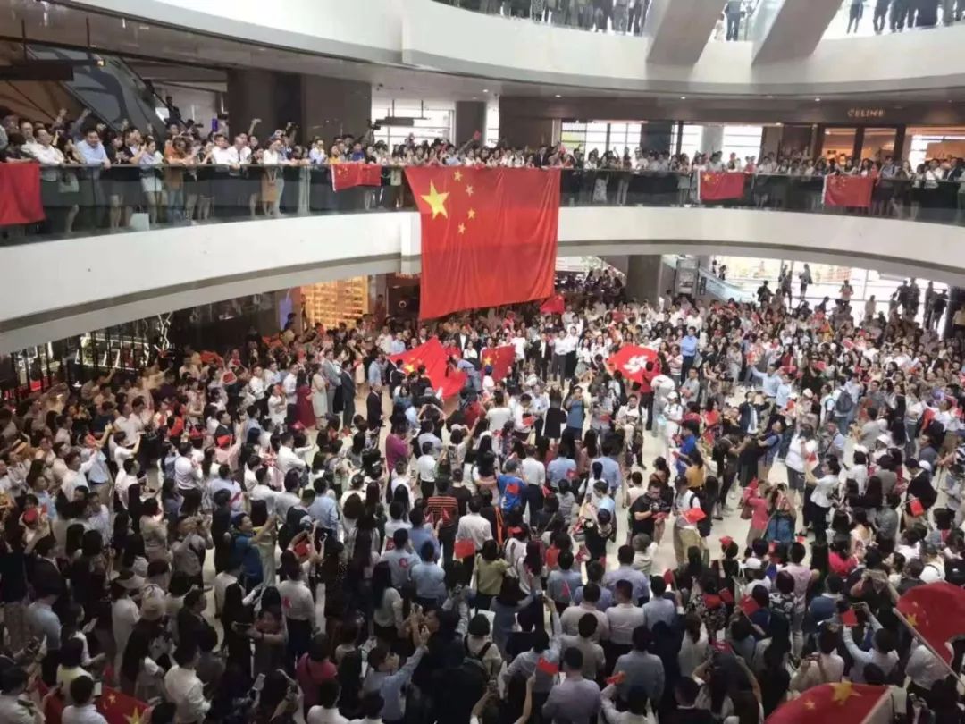 千人合唱国歌震中环曾有奶爸被暴徒殴打仍高唱 千人合唱国歌震中环曾有奶爸被暴徒殴打仍高唱