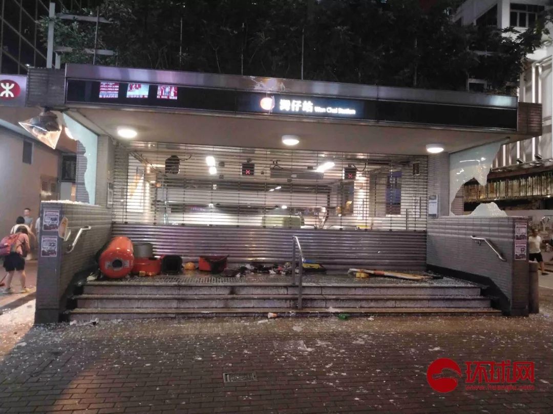 环球网:港铁被焚触目惊心 环球网:港铁被焚触目惊心