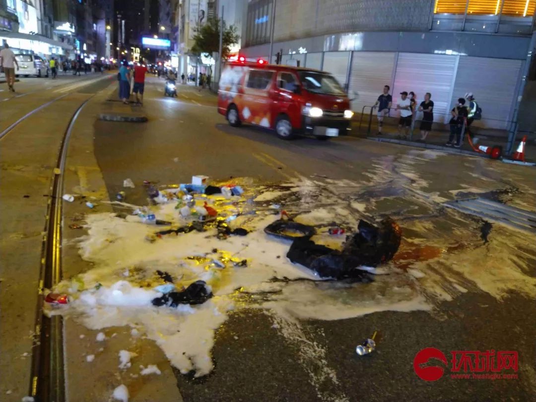 环球网:港铁被焚触目惊心 环球网:港铁被焚触目惊心