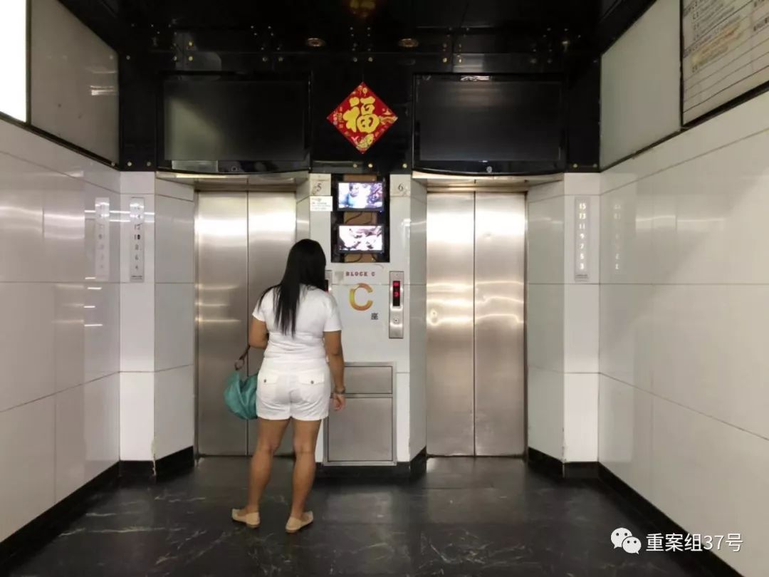 ▲重庆大厦每一部电梯都通往特定楼层。新京报特派香港报道组 摄