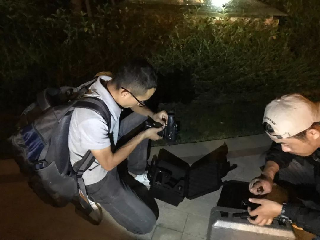 ▲9月25日晚,孙锦荣和宏宏在整理寻猫用的设备。新京报记者祖一飞 摄
