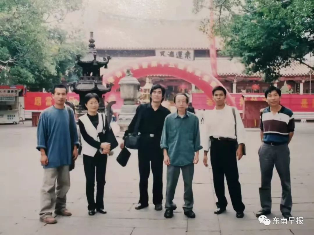 2001年,黄永砯(左起第四)走访开元寺。
