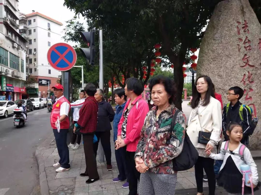 梧州市委书记全桂寿身穿红马甲、头戴小红帽（左一）在街头劝导交通文明。 广西梧州交警微信公号 图