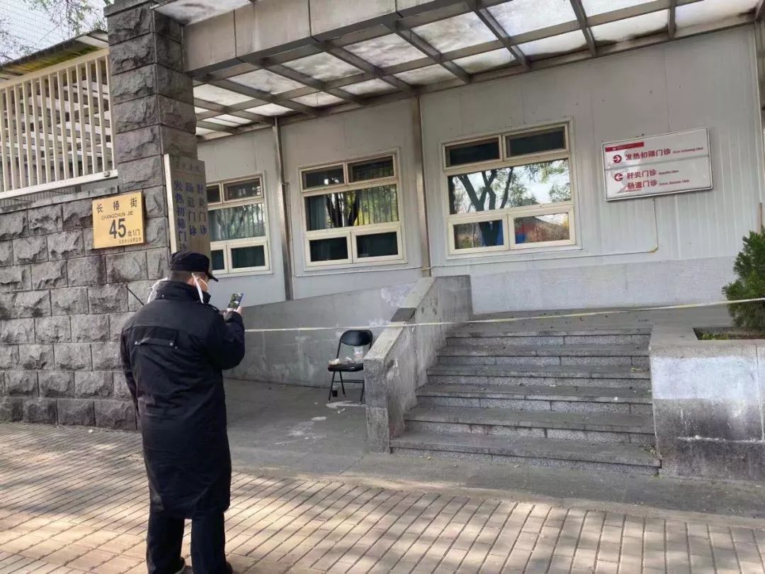 11月14日中午,北京宣武医院发热门诊停诊消毒,拉起了警戒线。新京报记者祖一飞 摄