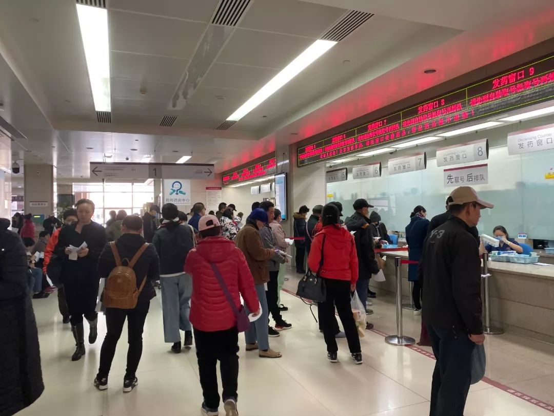 11月13日中午,朝阳医院门诊就医秩序正常。新京报记者祖一飞 摄