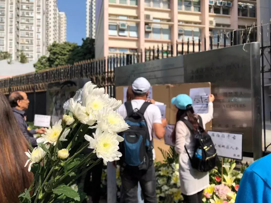 被暴徒扔砖击中头部老人离世香港市民自发悼念