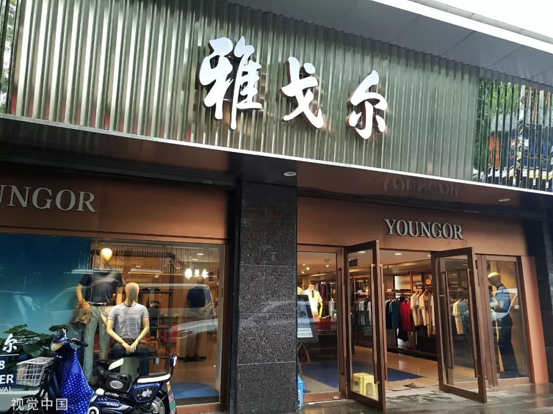 梦里别人赌钱,“替大姐挡这顿揍,值!”海口街头遇到女环卫工被打,他冲了上去