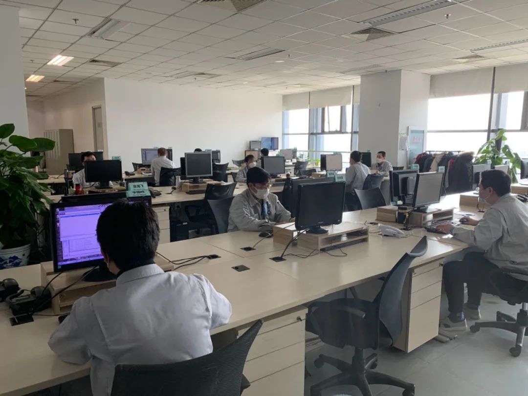 京东方员工在位于北京经济技术开发区的北京园区中复工复产.