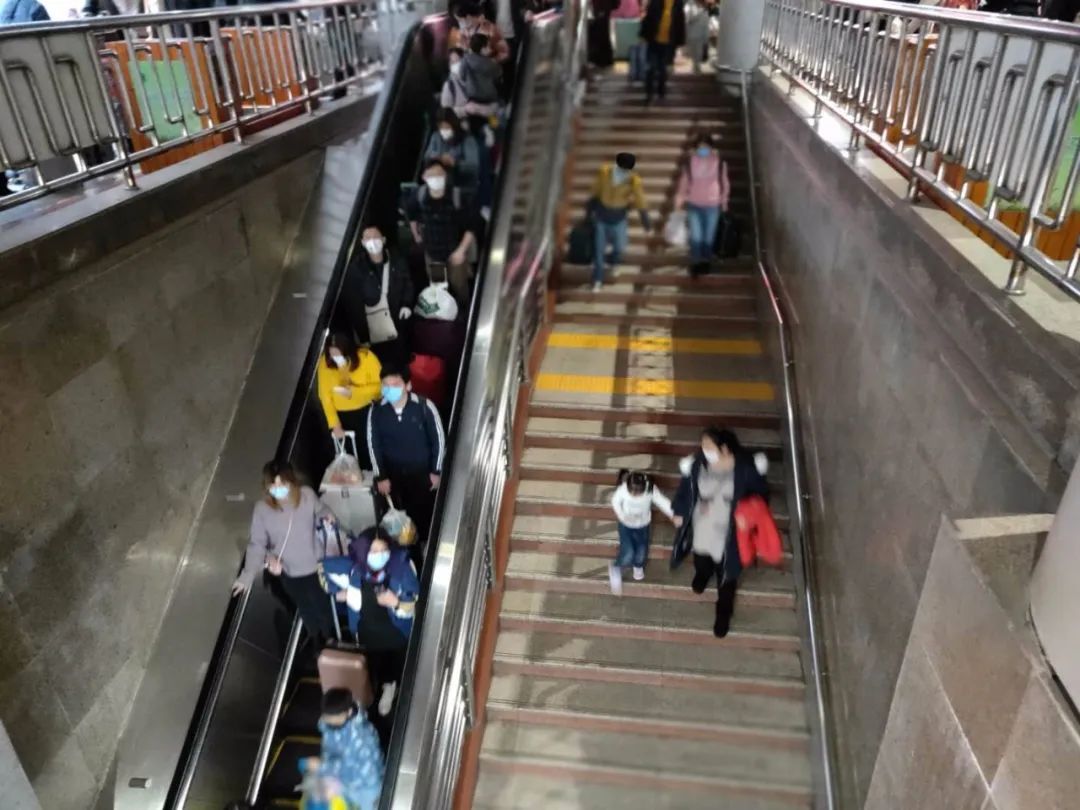 留鄂外地人口_留外地过年漫画(3)