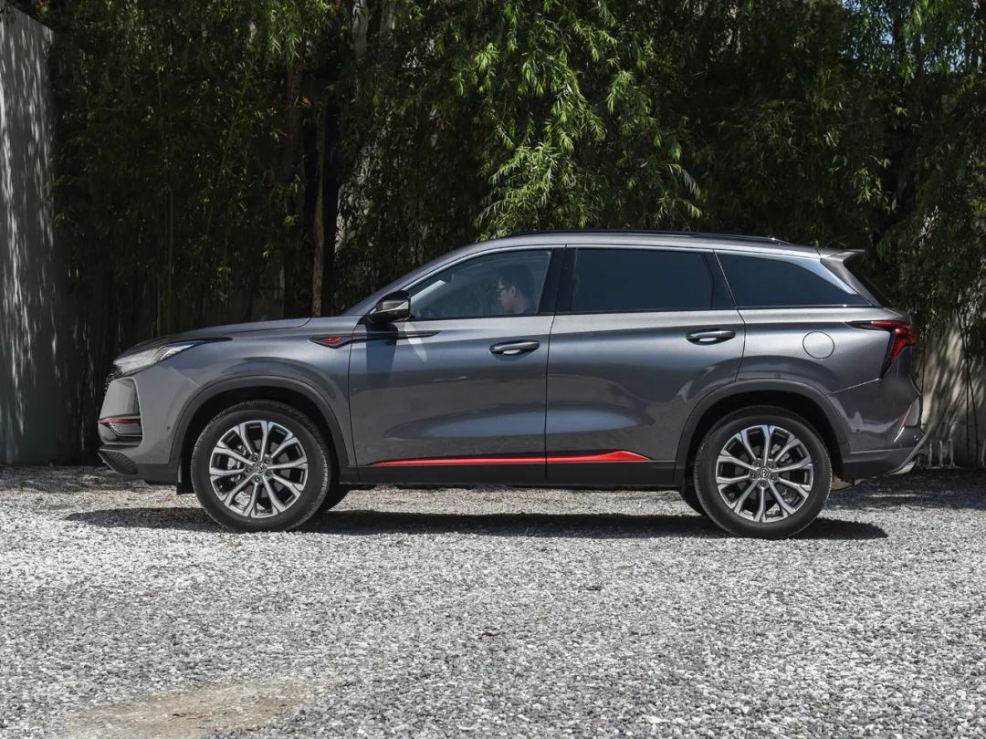 10万出头高性价比SUV!长安CS75 PLUS对比荣威RX5 PLUS!