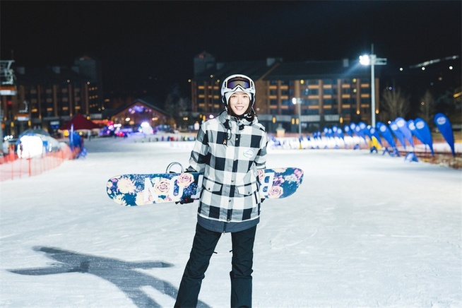 王珞丹现身冬奥学院 携世界冠军刘佳宇助力冬奥会