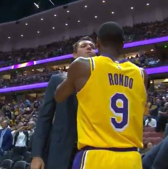 全部安排 隆多给湖人教练组 里弗斯整理衣领