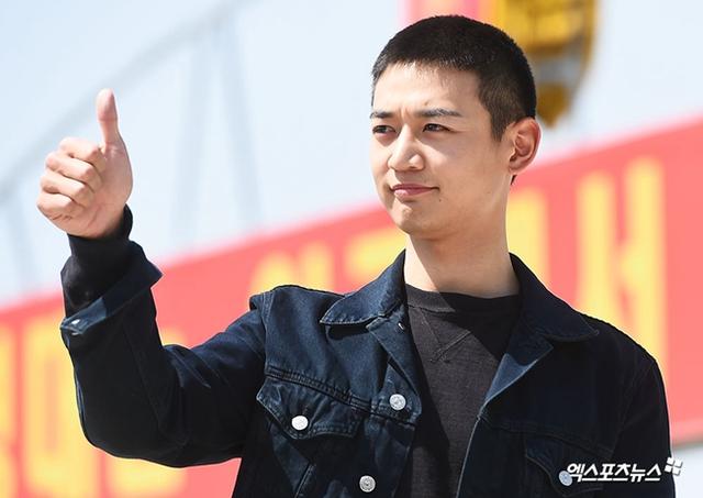 崔珉豪入伍图片