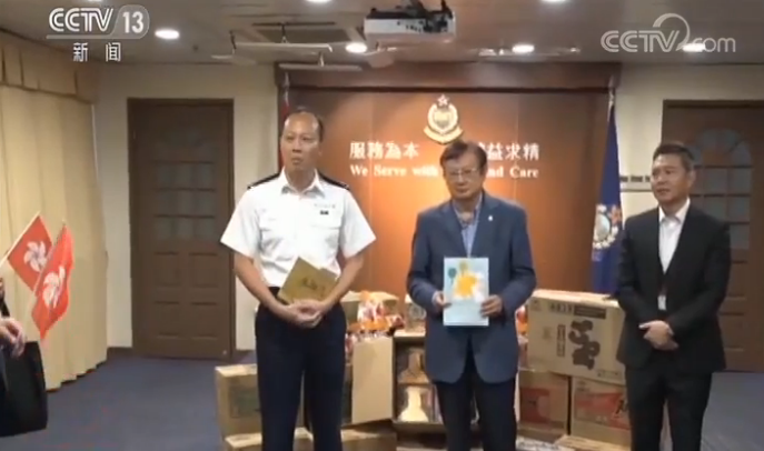 香港市民中秋撑警:祝香港明天更美好 香港市民中秋撑警:祝香港明天更美好