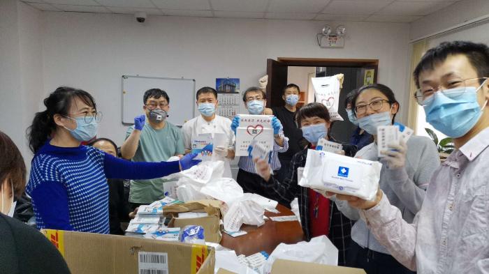 驻叶卡捷琳堡总领馆向中国留学生发放“健康包