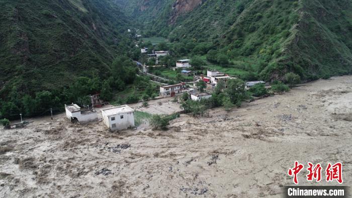 被山洪泥石流沉没的民房。丹巴宣提供