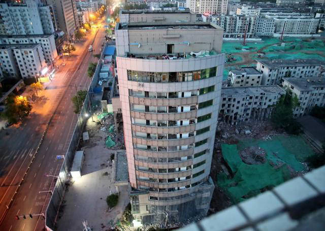 郑州冰熊大厦爆破 昔日老地标"倒下"只用6秒钟