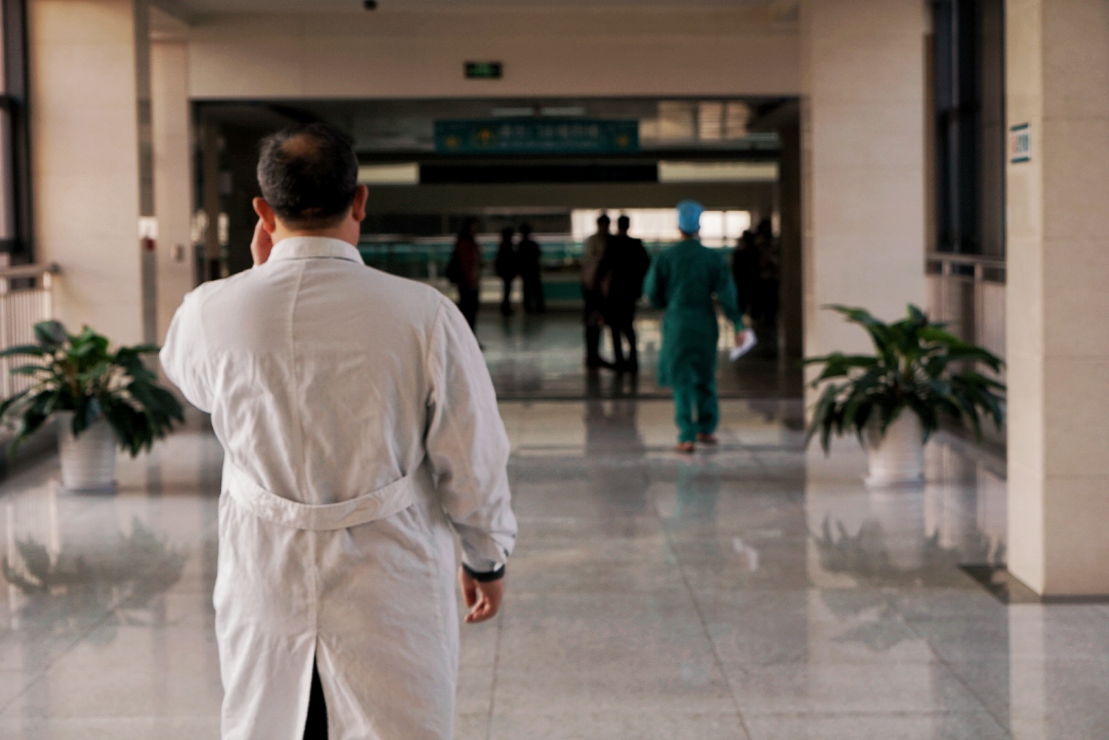 医患冲突：谩骂和耳光 究竟为何落在医生身上？