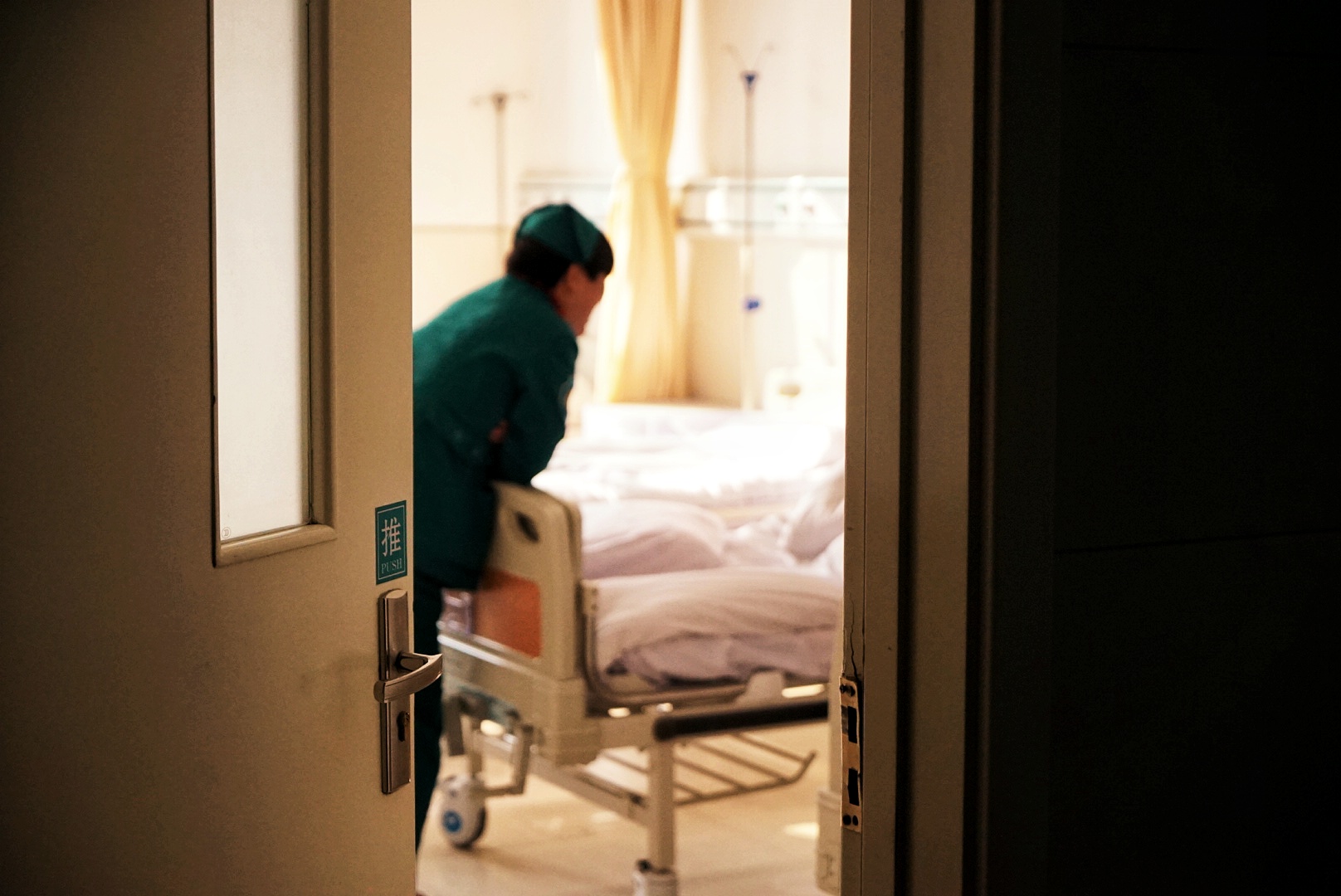 医患冲突：谩骂和耳光 究竟为何落在医生身上？