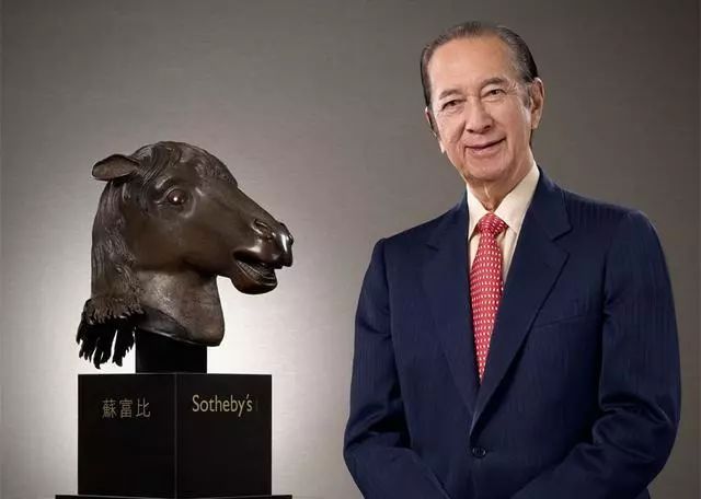 96岁赌王何鸿燊宣布退休!从17个子女中选了她接班,曾感叹“应付女人不行