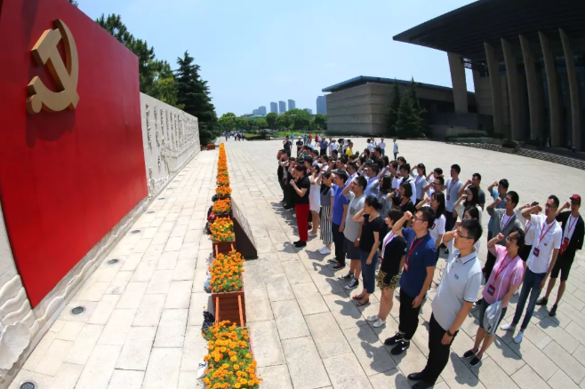 2018年5月15日，来自四面八方的游客在浙江省嘉兴市南湖湖心岛瞻仰红船，参观南湖革命纪念馆。