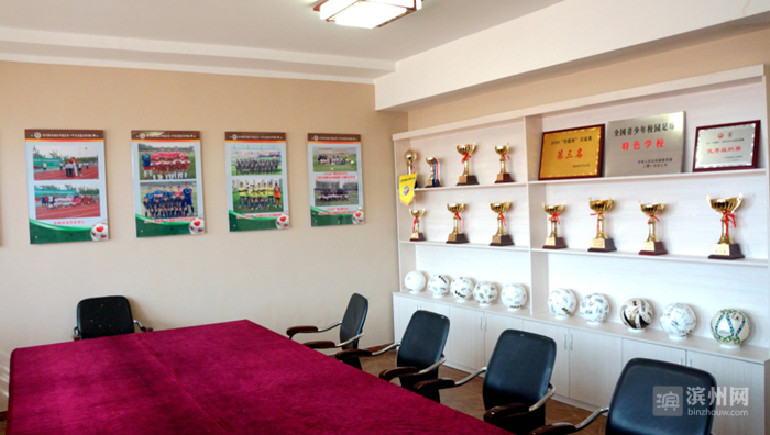 开发区一中与上海申鑫足球俱乐部签约 教练来