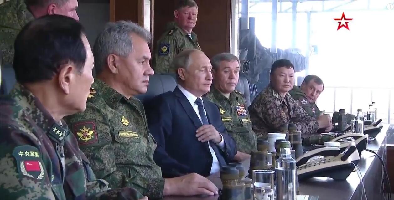 东方2018军演后中俄举行大规模联合阅兵式