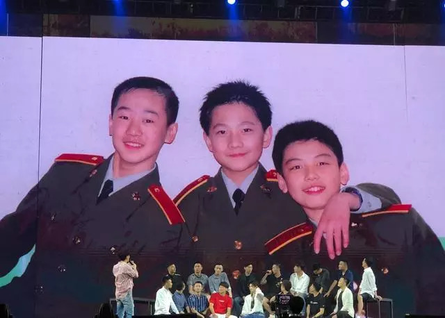 杨洋27岁生日会军艺全班同学惊喜现身海量杨洋旧照让人感动