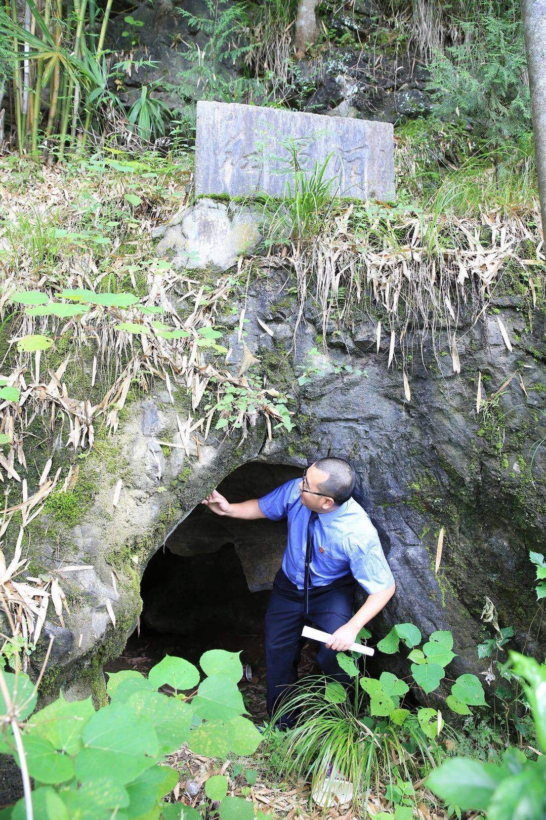 秀山县检察院检察官在“红军洞”调查取证。检察院供图