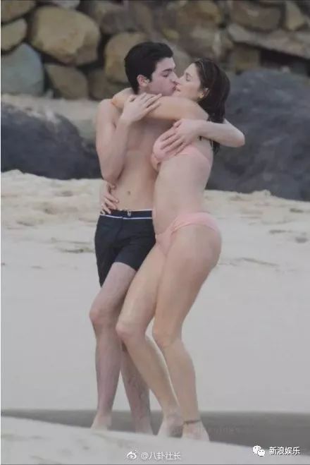 都这么大了，还和妈妈搂着亲亲？