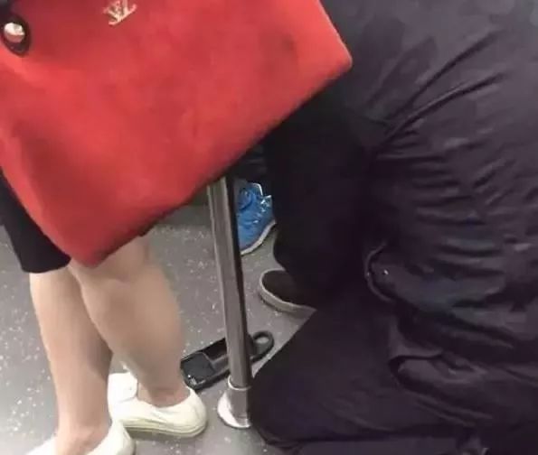 蹭胸摸屁股,对着女孩打飞机,公交色狼还没死绝?