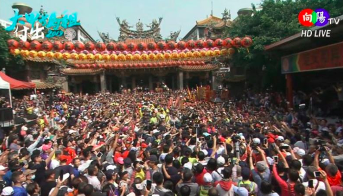 韩国瑜呈现台中市大甲区镇澜宫时,大众人头攒动,我们为近距离看韩国瑜,不少人失控挤爆。(图片来历:台湾“联合新闻网”)