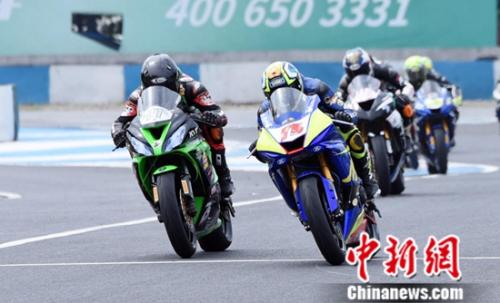 王孝源马赛在第16圈相继摔车,“冠亚兄弟”变成“难兄难弟”。组委会供图
