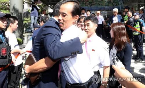 在回国前,朝鲜队员与韩方人员拥抱惜别